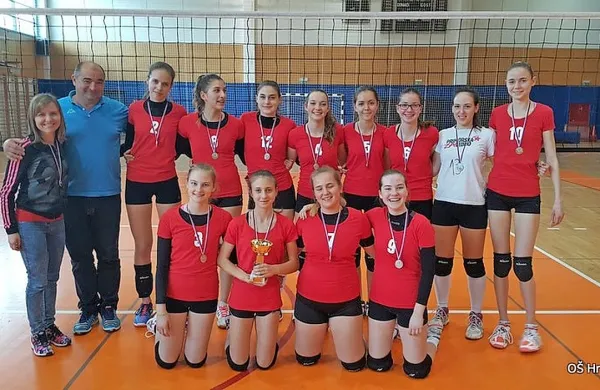 Igralke OŠ dr. Antona Beblerja, druga  odbojkarska ekipa v 
Sloveniji.