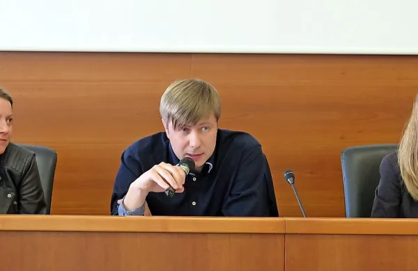 Na regijskem srečanju gostincev v Sežani so  mnenja predstavili  Katja Skok iz sežanske 
Območne obrtne-podjetniška zbornice in članica upravnega odbora Sekcije za gostinstvo in 
turizem, Blaž Cvar, član upravnega odbora Sekcije za gostinstvo in turizem, ter Vlasta Markoja 
iz Obrtno-podjetniške zbornice Slovenija (z leve).