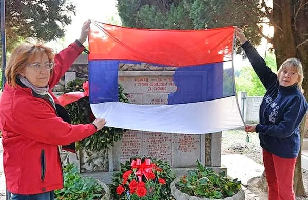 Z jugoslovanske zastave z rdečo zvezdo, ki je skupaj z 
italijansko partizansko od 25. aprila plapolala ob spomeniku 
padlim na vaškem pokopališču v Ricmanjih, je izginila 
zvezda.