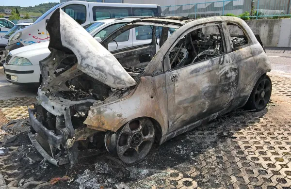 Zgorel ukradeni fiat 500