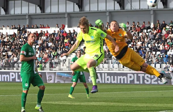 Ljubljanski vratar Nejc Vidmar (v dvoboju z Jako Štromajerjem), ki je pozimi okrepil Olimpijo, 
je eden od stebrov ekipe.