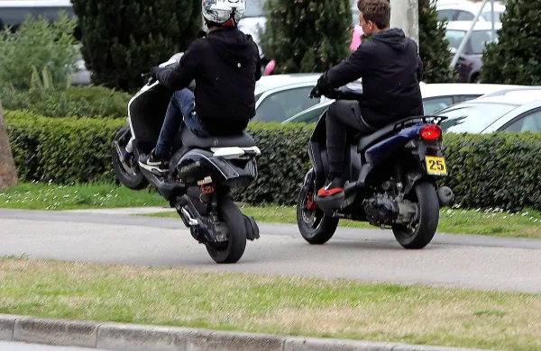 Komandir koprske prometne policije Mitja Palčič se strinja, 
da je nujno tudi pri skuterjih, ki ne presegajo hitrosti 25 
kilometrov na uro, narediti red. 