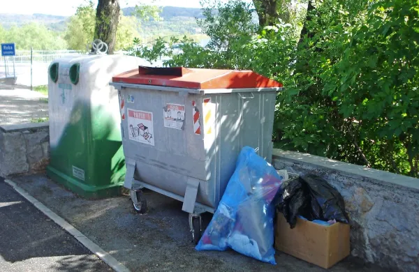 Prebivalci nekaterih vasi odpadke doma naložijo v velike 
vreče in jih odložijo na ekološke otoke, ki pa so namenjeni 
izključno zbiranju odpadnega papirja in steklene embalaže. 