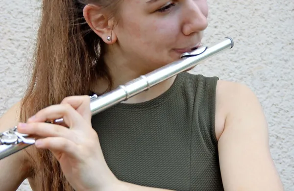 Alenka Eržen se še odloča, ali bi bila raje prva flavta kakega 
orkestra, učiteljica ali kaj tretjega. 