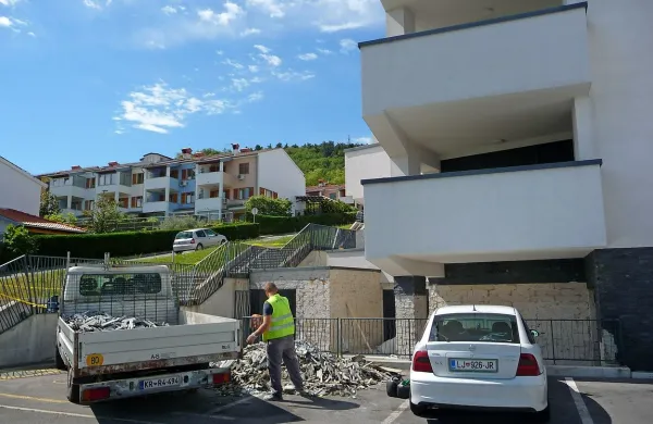 Nokturno, nasedli projekt podjetja GPG Grosuplje, je v torek 
znova oživel. Delavci Finali Obala odstranjujejo zidne obloge,  
ki so na številnih mestih  popadale zaradi slabe kakovosti 
materialov. 
