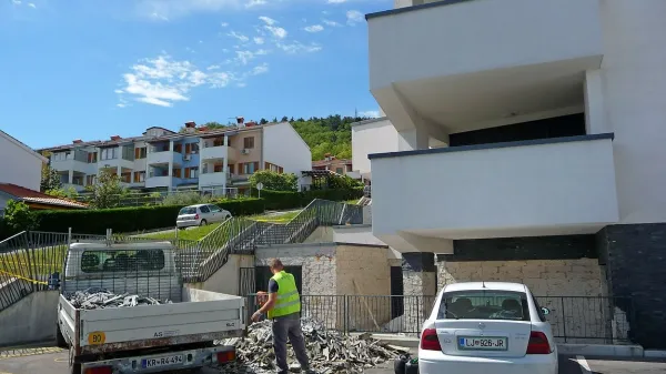 Nokturno, nasedli projekt podjetja GPG Grosuplje, je v torek 
znova oživel. Delavci Finali Obala odstranjujejo zidne obloge,  
ki so na številnih mestih  popadale zaradi slabe kakovosti 
materialov. 
