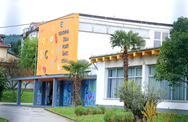 Da vse več staršev ne zmore plačevati položnic, letos najbolj 
opažajo na OŠ Vojke Šmuc.