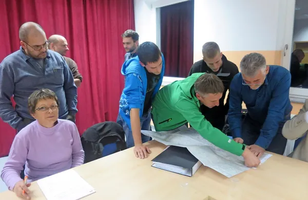 Krajani Bukovega in Orehka pri usklajevanju naložbe v optiko s sodelavci Telekoma.