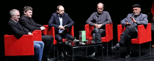 Na drugi okrogli mizi v nizu Up budi so o lepoti razmišljali (z leve): Aleksander Zadel, Primož Krečič, Ernest Ženko, Dragan Marušič in Anton Komat. Tretja in zadnja razprava v nizu bo 
posvečena resnici.

