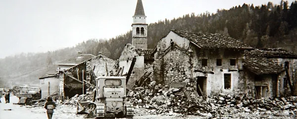  Breginj je po potresu povsem spremenil  podobo. Elipsaste nize domačij s skupnimi dvorišči so porušili, ljudje so pristali v montažnih hiškah.   