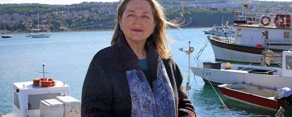 Leda Dobrinja: “Mi, istrski Slovenci,  ki nismo prevzeli 
nobenega plašča, smo edina res izbrisana kultura v Sloveniji. 
V  našem imenu je zaseden naš prostor,  domačini pa nimamo 
dostopa do medijev, niti do denarja za raziskave o nas.    
Radiranje nas staroselcev v Sloveniji je neizprosno.”