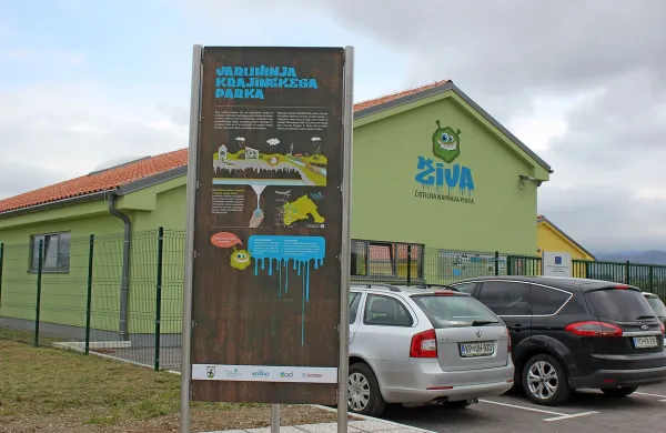 Tabla  pred  čistilno napravo  pojasni ključne težave v zaledju 
vodnega zajetja Malni: neustrezno čiščenje komunalnih vod 
in odlaganje odpadkov,  odprti gnojniki,  izpusti iz proizvodnih 
obratov ter onesnaževanje na vojaških vadiščih. 