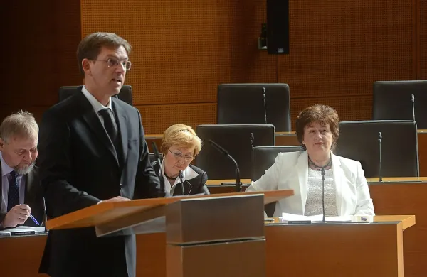 Čeprav je bilo sprva načrtovano, da bo premier Miro Cerar 
danes za ministra za kulturo predlagal Toneta Peršaka, se to 
danes še ne bo zgodilo.