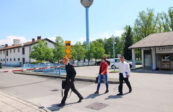 Člani upniškega odbora družbe Mip - v stečaju na današnji 
seji niso glasovali o posredovanju zahteve po razrešitvi 
stečajnega upravitelja Miroslava Benedejčiča.