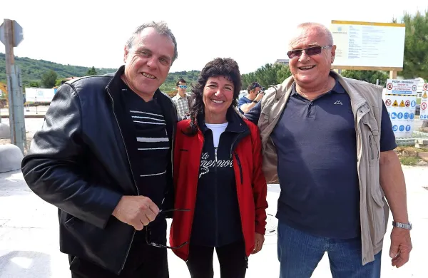V pogovor so se zapletli trije zagovorniki bodočih uporabnikov oskrbovanih stanovanj: svetnik stranke Desus Danilo Markočič (levo), Marjetka Popovski, ki že 20 let s  petjem 
zabava (tudi) upokojence, in predsednik Društva upokojencev Izola Alojz Pečan.