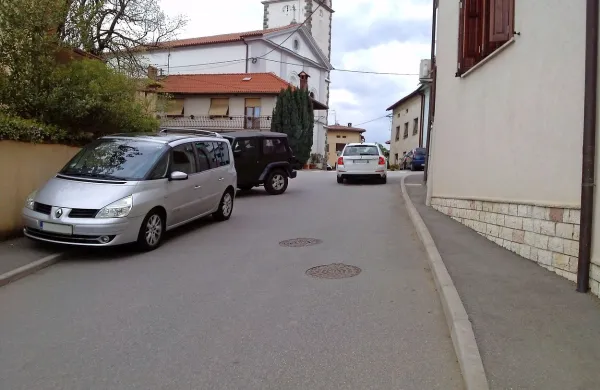 V Medani (pa ne le tam) je osnovi problem, da se ob odpiranju 
gostišč  od lastnikov ni zahtevalo, naj zagotovijo dovolj 
parkirnih prostorov za goste. A pomagalo bi že, če se slednji  
ne bi po vsej sili hoteli pripeljati čisto do vhoda.