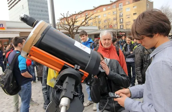 V Novi Gorici, Ajdovščini in na več točkah v vipavski občini 
bodo v ponedeljek organizirali javno opazovanje prehoda 
Merkurja čez sončevo ploskvico.