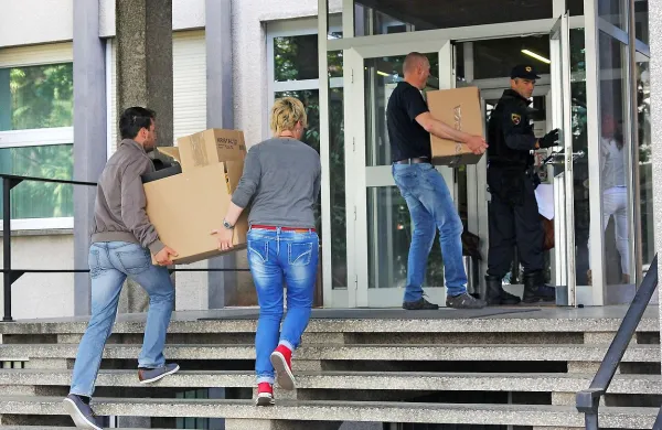 Na sodišče so včeraj prinesli tudi škatle z dokazi in drugo 
dokumentacijo. 