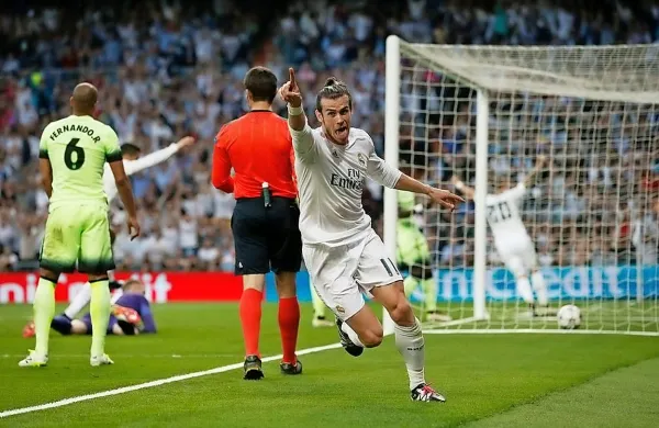 Gareth Bale (v belem dresu) je bil najbolj zaslužen za Realovo 
zmago z 1:0 na povratni polfinalni tekmi proti Manchester 
Cityju. 