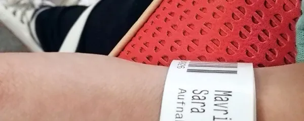  “Začetek rešitve” je Sara naslovila to fotografijo, ki jo je po sprejemu v 
bolnišnico objavila na svojem facebook profilu.   