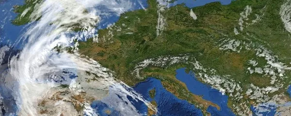 Nad osrednjo in vzhodno Evropo se zadržuje anticiklon.

