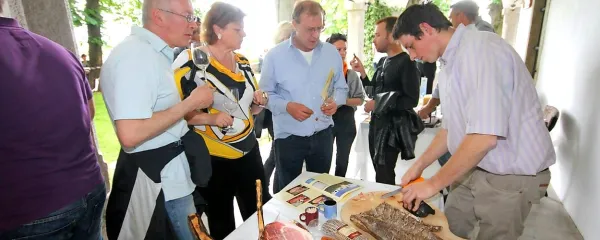 Deset let že posebnosti pijače in jedače z Vipavskega vsak 
maj predstavijo v slikovitem  dvorcu. 