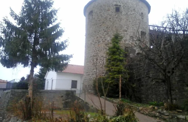 Danes bodo odprli  prenovljeno Memonovo hišo na Premu, 
kjer bo po novem deloval bistriški TIC, tja  se bo preselila tudi 
premska pogodbena pošta. Na Premskem gradu si obiskovalci  lahko ogledajo srednjeveško orožarno.     

