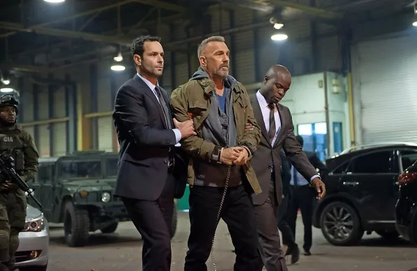 Kevin Costner je  v filmu Zločinski um brezčutni sociopat, ki mu v 
poškodovane možgane vsadijo spomine pokojnega agenta Cie.