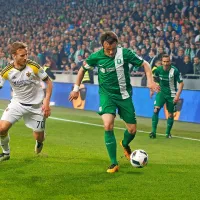Maribor (v belem) je pred polnimi tribunami v Stožicah 
premagal Olimpijo z 2:1.