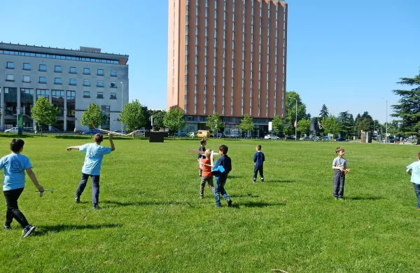 Mladi tehniki so &ldquo;leteli&rdquo; po travniku