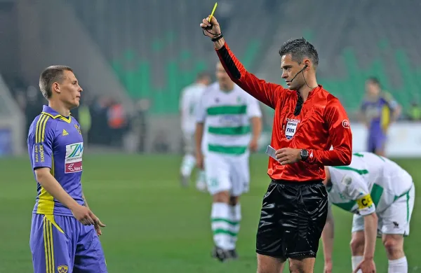 Veliki derbi v Stožicah bo drevi sodil najboljši slovenski 
sodnik Damir Skomina. Koprčan je v zadnjem tednu sodil na 
dveh polfinalnih tekmah v evropskih klubskih tekmovanjih. V 
evropski ligi je delil pravico na prvi tekmi med Villarealom in 
Liverpoolom (1:0), v ligi prvakov pa je v sredo sodil na tekmi 
med Realom in Manchester Cityjem (1:0).  
