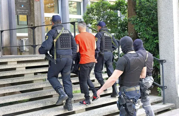 V četrtek so bili pred in na  novogoriškem okrožnem 
sodišču okrepljeni varnostni ukrepi. 