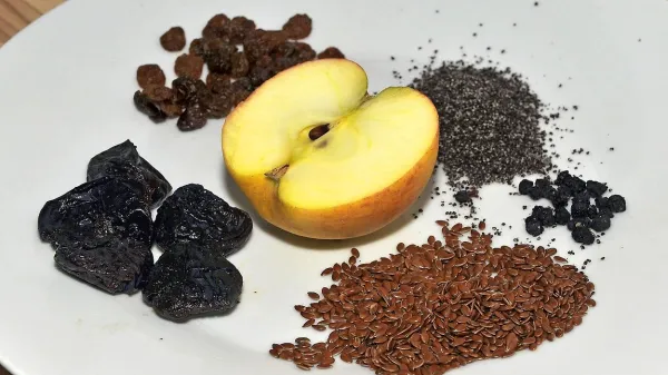 Lupina jabolka, drobnejši sadeži in semena se majhnemu 
otroku lahko zataknejo v grlu.