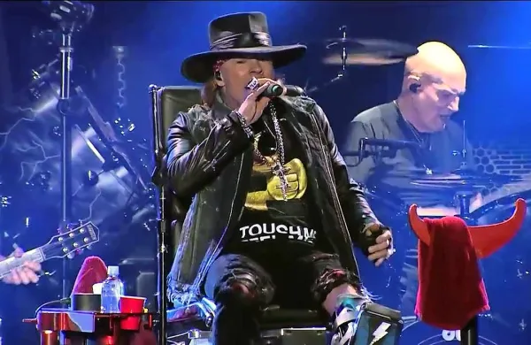 Zaradi zlomljene noge je Axl Rose nastopil kar sede.