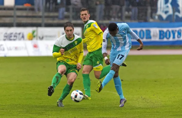 Osuji Amarachi (v modro-belem dresu) je  edini nogometaš 
Gorice, ki je spomladi dosegel več kot en gol.