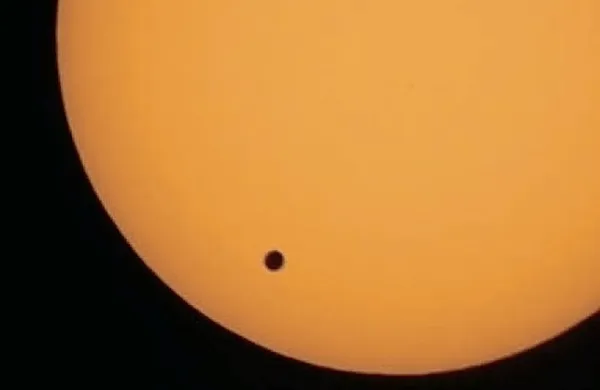 Da bi opazili to čisto majhno piko pred orjaškim Soncem, je 
potreben daljnogled ali vsaj manjši teleskop s filtrom za varno 
opazovanje Sonca.