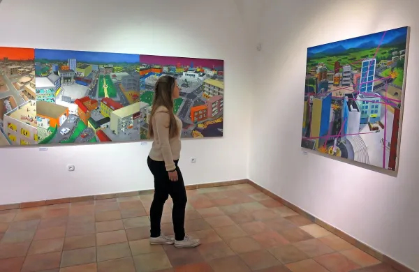 Razstava Ne(pre)poznano je v idrijski grajski galeriji Nikolaja 
Pirnata na ogled do 22. maja.