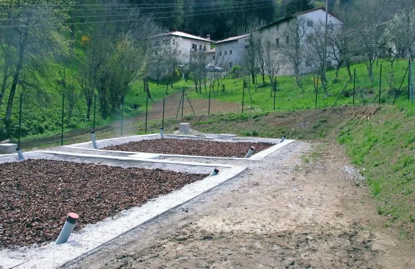     Rastlinska čistilna naprava je na zunaj podobna običajni  gredi. 
