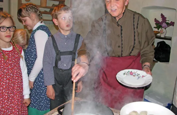 Domačini so skupaj s 13 učenci podružnične šole poskrbeli 
za pogostitev, najbolj so šli  v slast štruklji.  