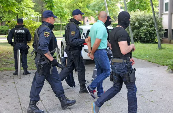 4. maja je bila v jutranjih urah odvzeta prostost 12 osebam.