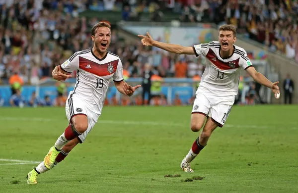 Zadnje veliko tekmovanje, SP v Braziliji 2014, so obeležili 
Nemci. Na fotografiji je levo strelec odločilnega gola v finalu 
Mario Götze, desno pa Thomas Müller.