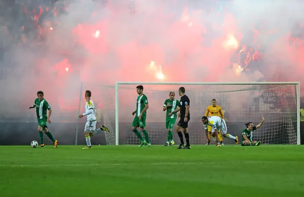 Mariborske Viole so na stadion vnesel zajetno zalogo pirotehnike, poostreni varnosti v brk.