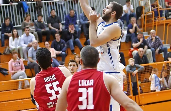 Visoki Nejc Buda (v belem dresu) je proti Kraševcem dosegel 
deset točk.