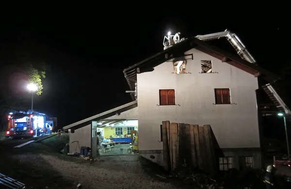Gasilci so najprej pogasili požar, nato pa so se lotili prekrivanja strehe.