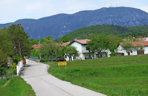 Dolenja vas v nedeljo popoldne: ne v vhodu v vas ne v sredini 
vasi ni bilo nobenega znaka, da se v vasi dogaja festival 
Kraška gmajna.