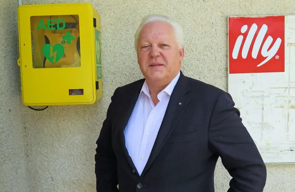 Božo Jejčič pred novim defibrilatorjem v Hruševici.