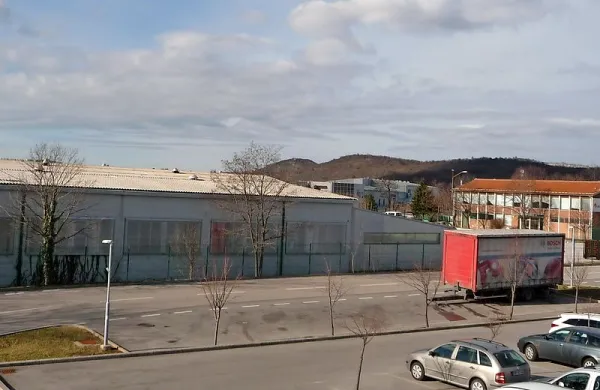 Večina nekdanjih obrtnih delavnic Kraškega zidarja v Sežani ima  novega lastnika.

