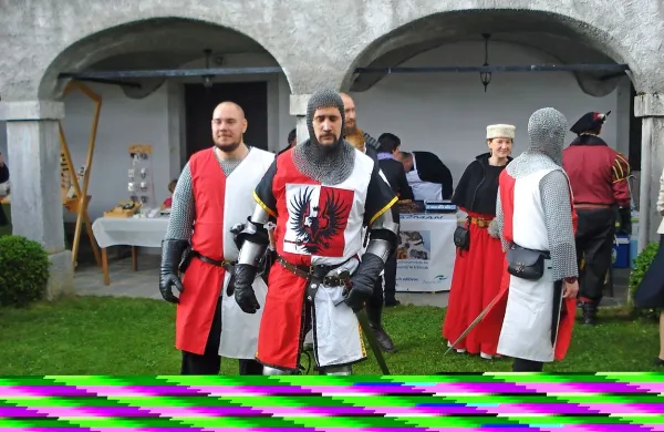Srednjeveški stražarji bodo na gradu Prem enkrat mesečno 
prikazali  življenje v grajskem stolpu in preživeli dan, kot so ga 
nekoč v srednjem veku. 
