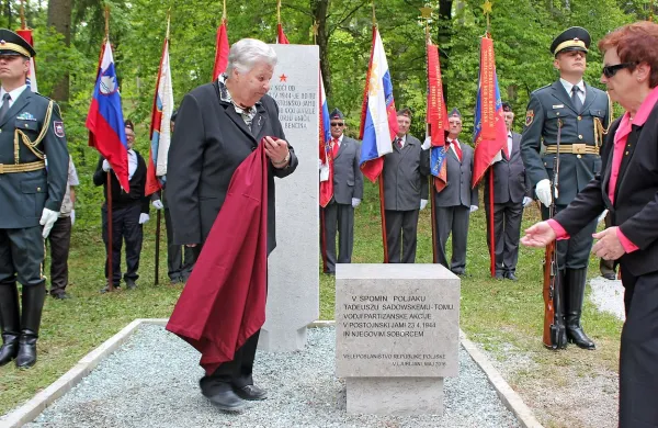 Obeležje je odkrila nekdanja partizanka Zofija Kovač.