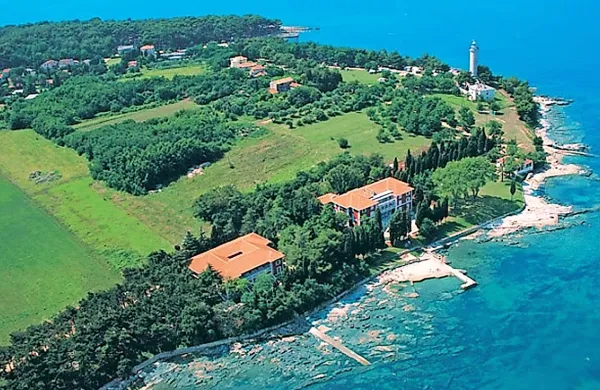 Apartmajski hotel Vila Valdepian sestavljata dva objekta s 
pogledom na morje v bližini savudrijskega svetilnika.